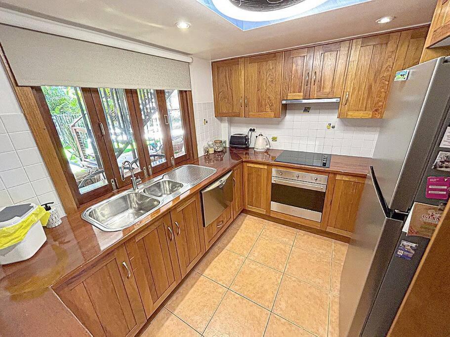 Oasis, In Leafy Whitfield. Villa Edge Hill Exterior photo
