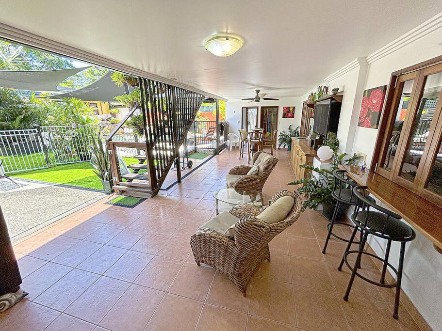 Oasis, In Leafy Whitfield. Villa Edge Hill Exterior photo